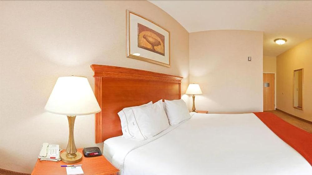 Holiday Inn Express Hotel & Suites Detroit-Utica By Ihg Екстериор снимка