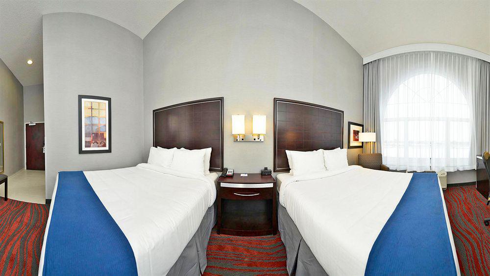 Holiday Inn Express Hotel & Suites Detroit-Utica By Ihg Екстериор снимка