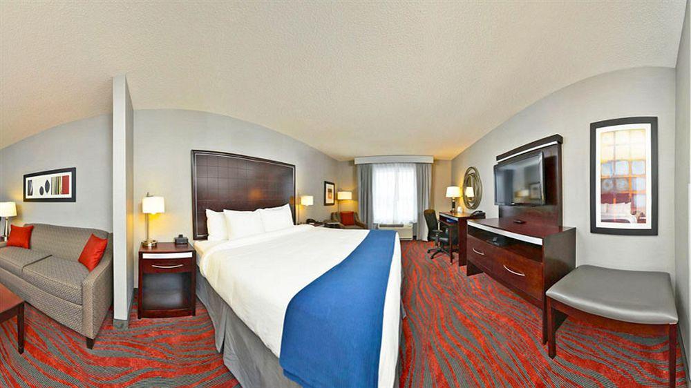 Holiday Inn Express Hotel & Suites Detroit-Utica By Ihg Екстериор снимка