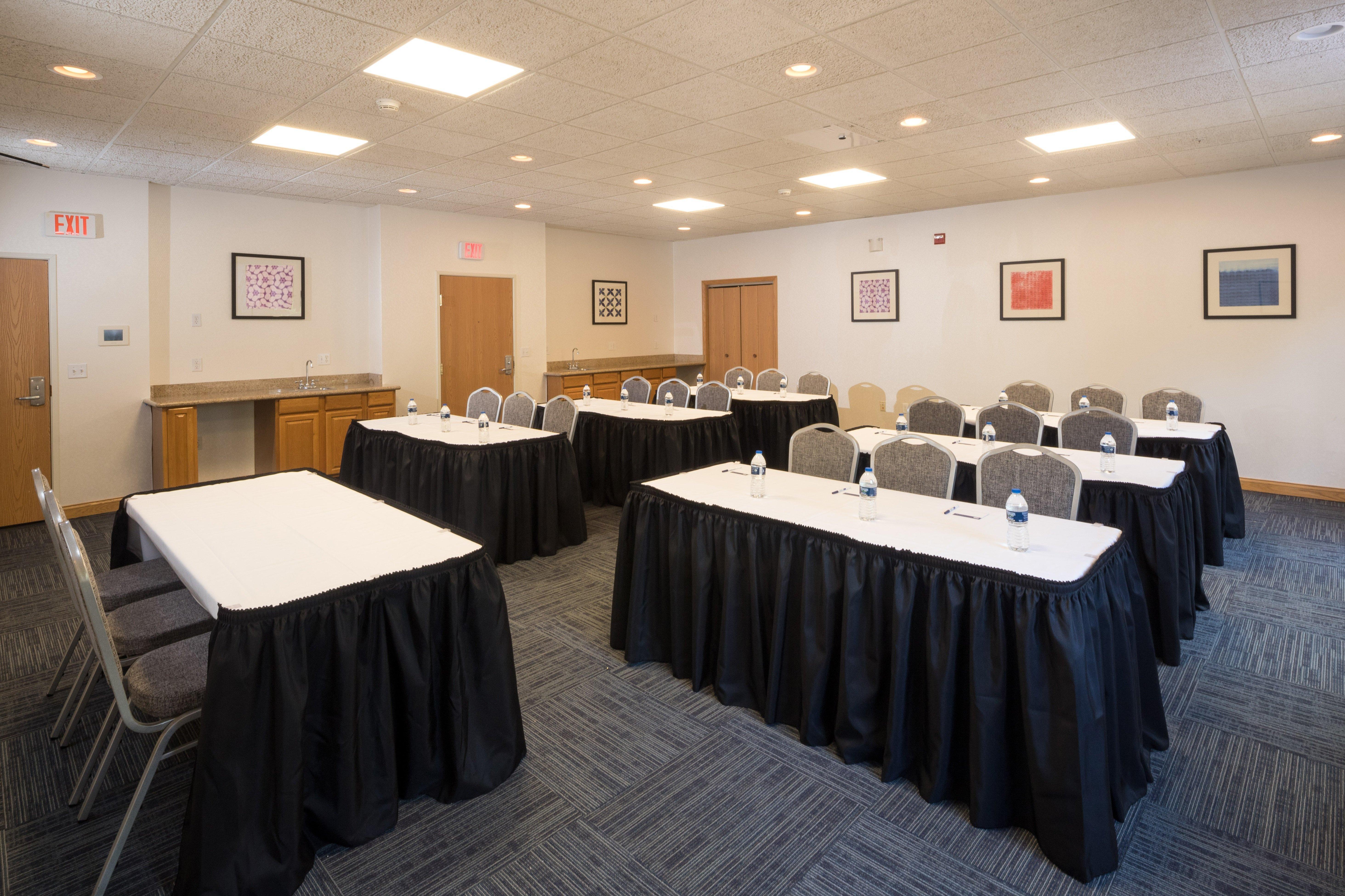 Holiday Inn Express Hotel & Suites Detroit-Utica By Ihg Екстериор снимка