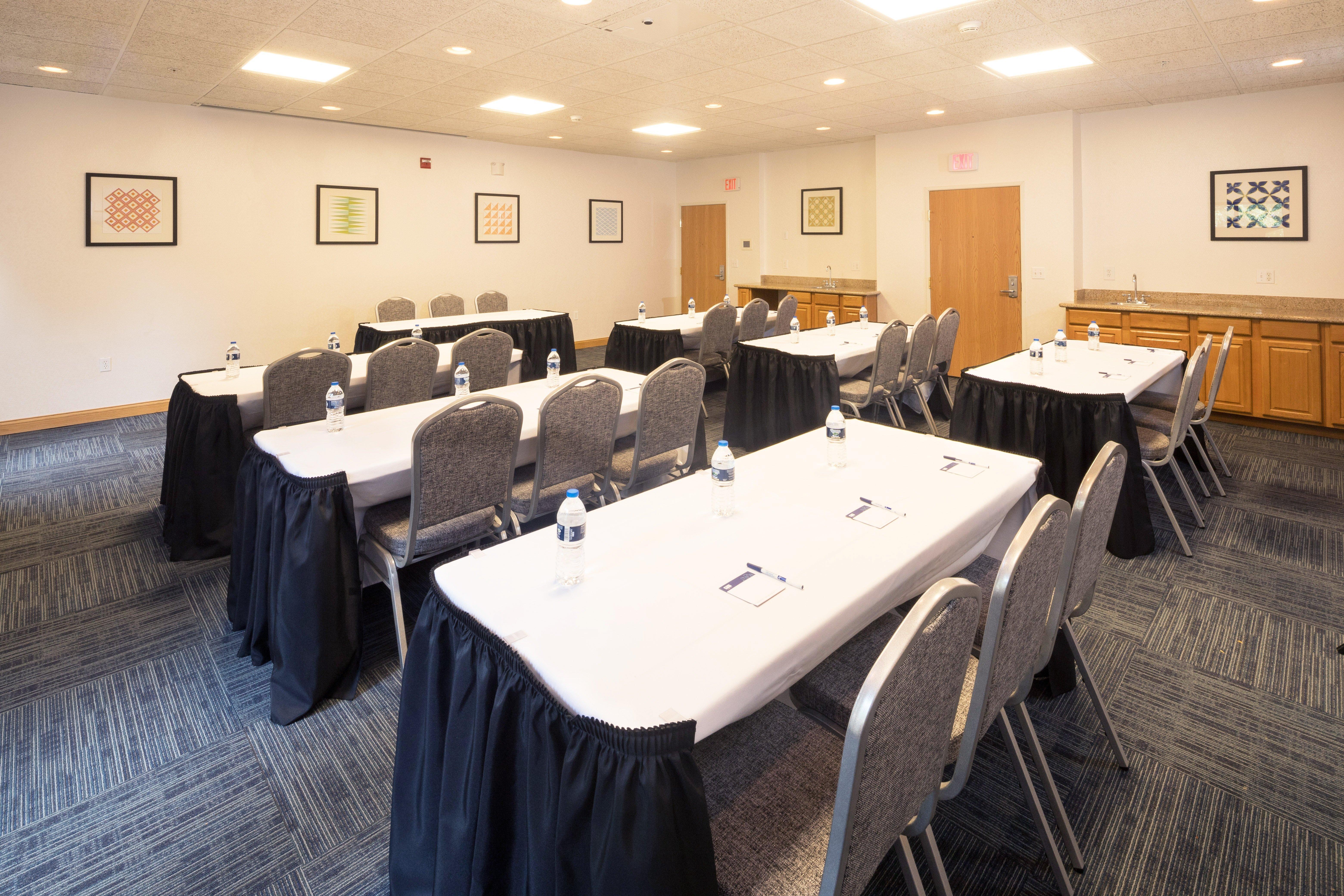 Holiday Inn Express Hotel & Suites Detroit-Utica By Ihg Екстериор снимка