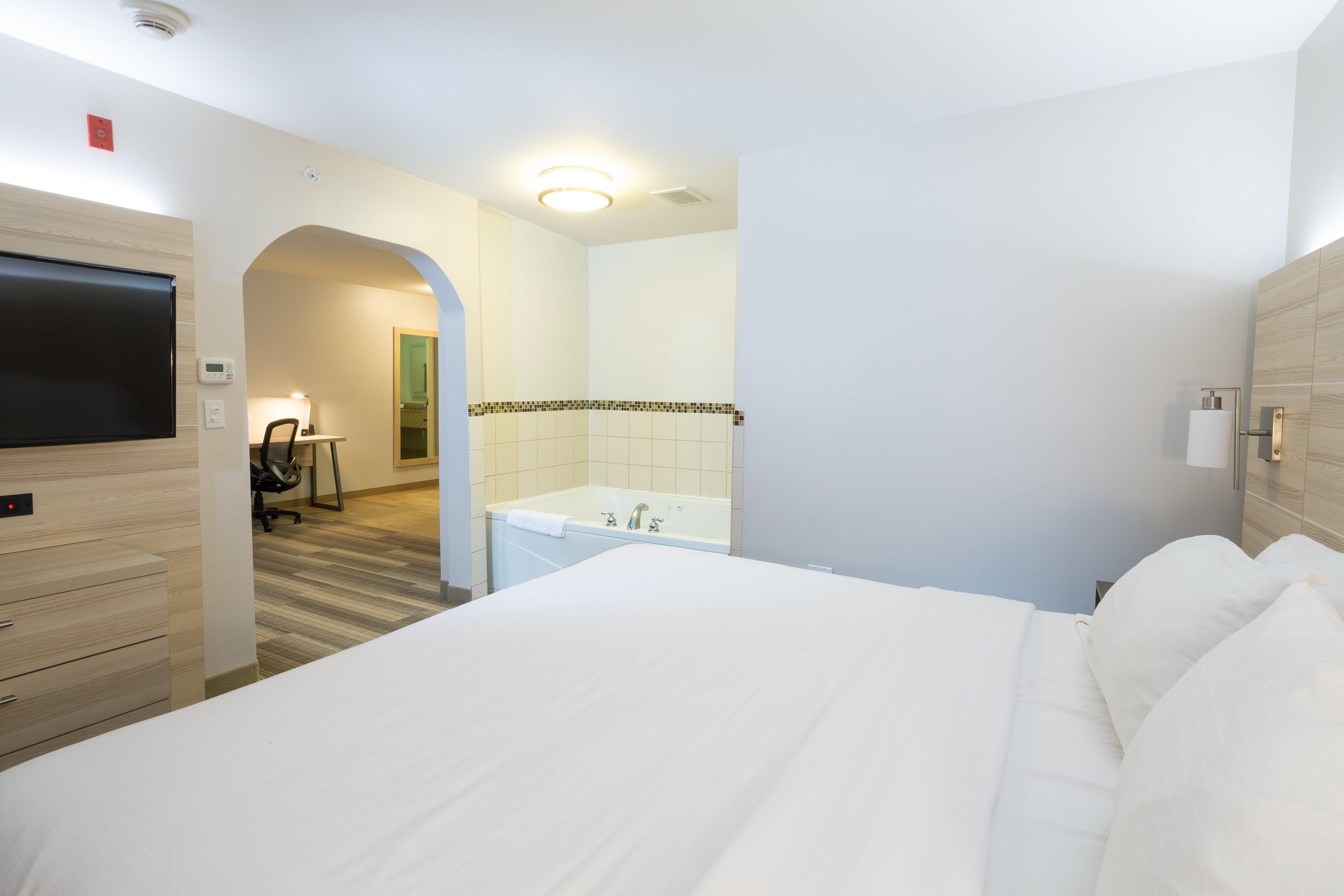 Holiday Inn Express Hotel & Suites Detroit-Utica By Ihg Екстериор снимка