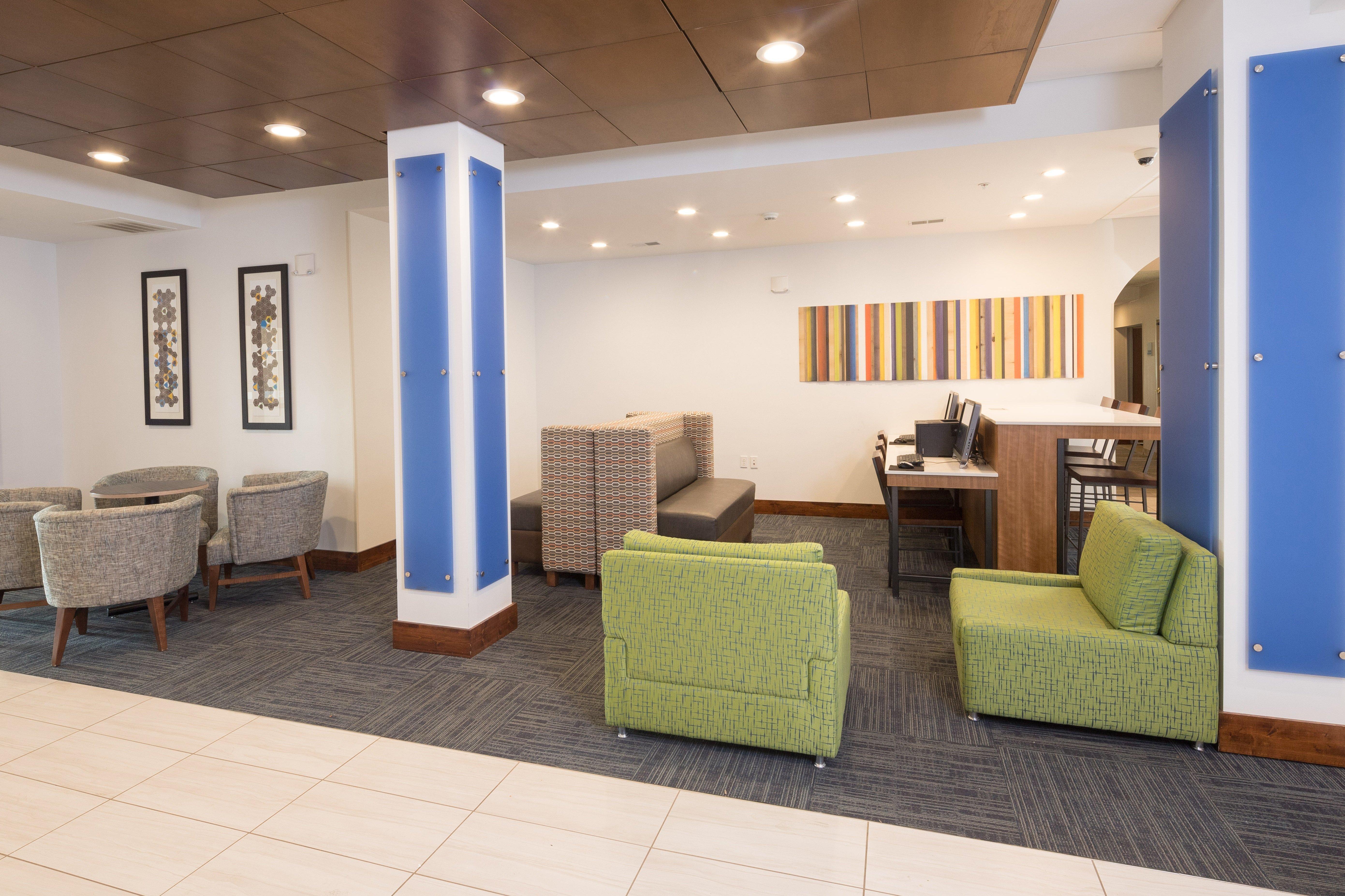 Holiday Inn Express Hotel & Suites Detroit-Utica By Ihg Екстериор снимка
