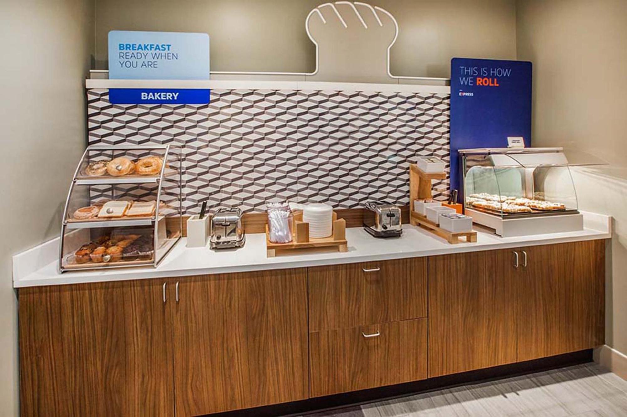 Holiday Inn Express Hotel & Suites Detroit-Utica By Ihg Екстериор снимка