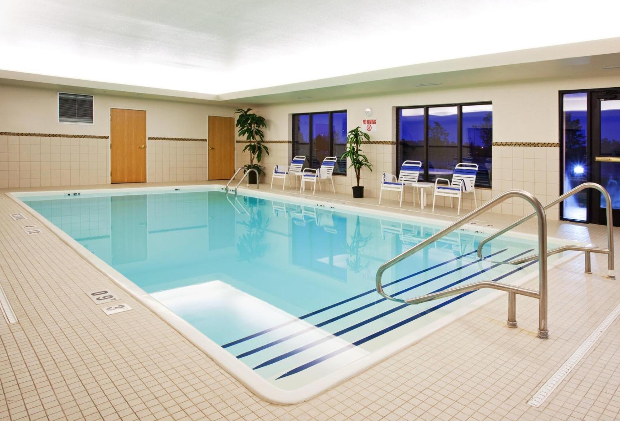 Holiday Inn Express Hotel & Suites Detroit-Utica By Ihg Екстериор снимка
