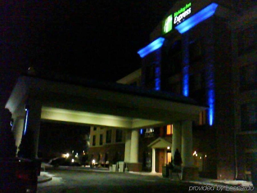 Holiday Inn Express Hotel & Suites Detroit-Utica By Ihg Екстериор снимка