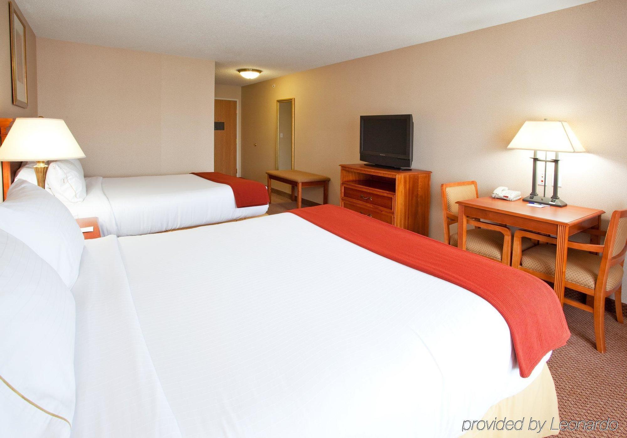 Holiday Inn Express Hotel & Suites Detroit-Utica By Ihg Екстериор снимка