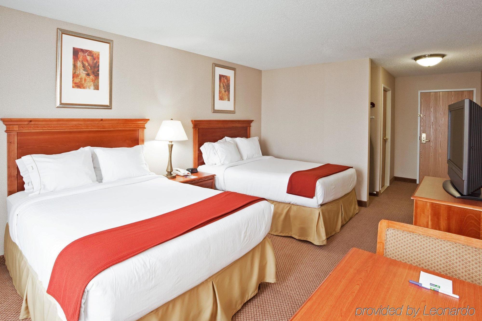 Holiday Inn Express Hotel & Suites Detroit-Utica By Ihg Стая снимка