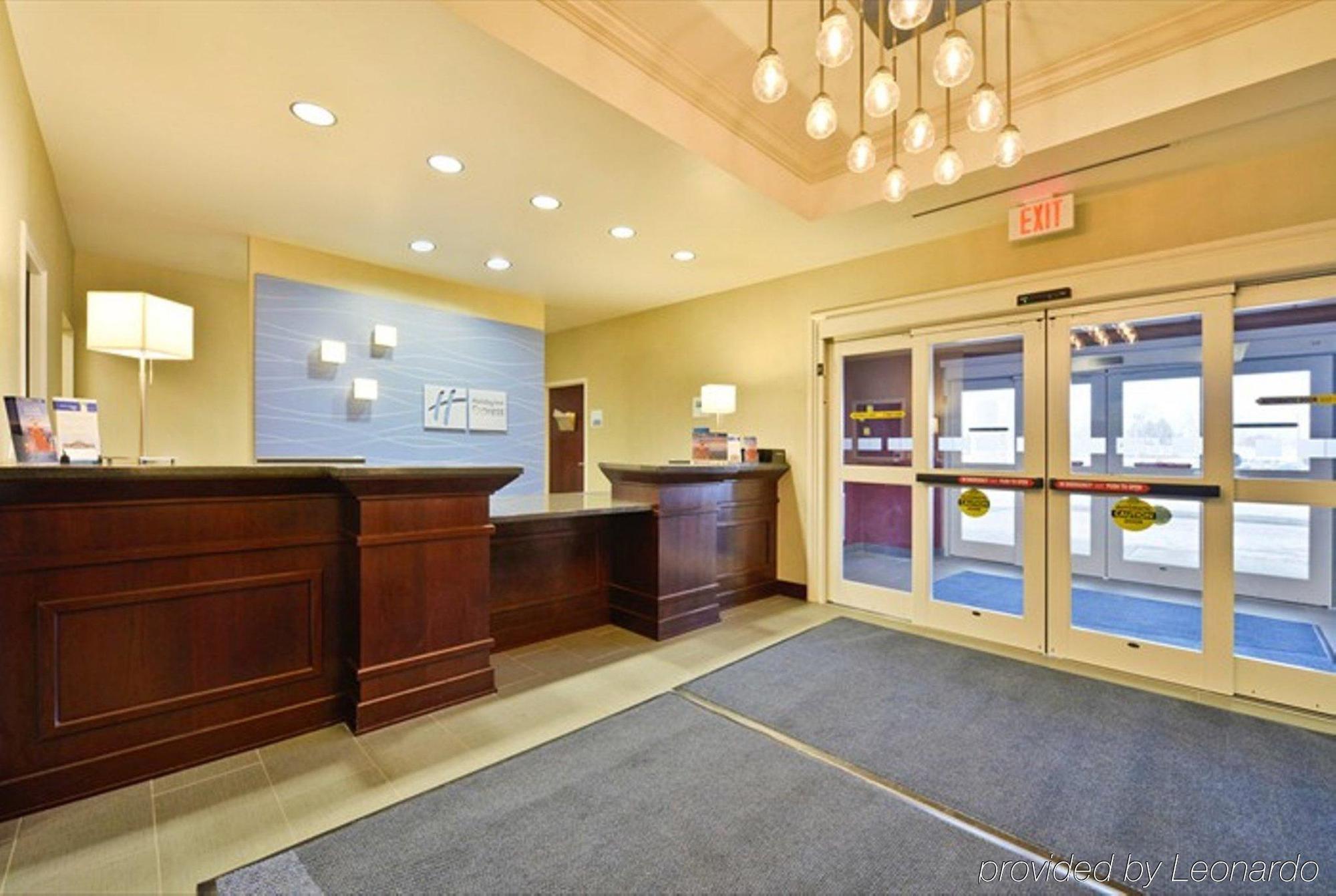 Holiday Inn Express Hotel & Suites Detroit-Utica By Ihg Екстериор снимка