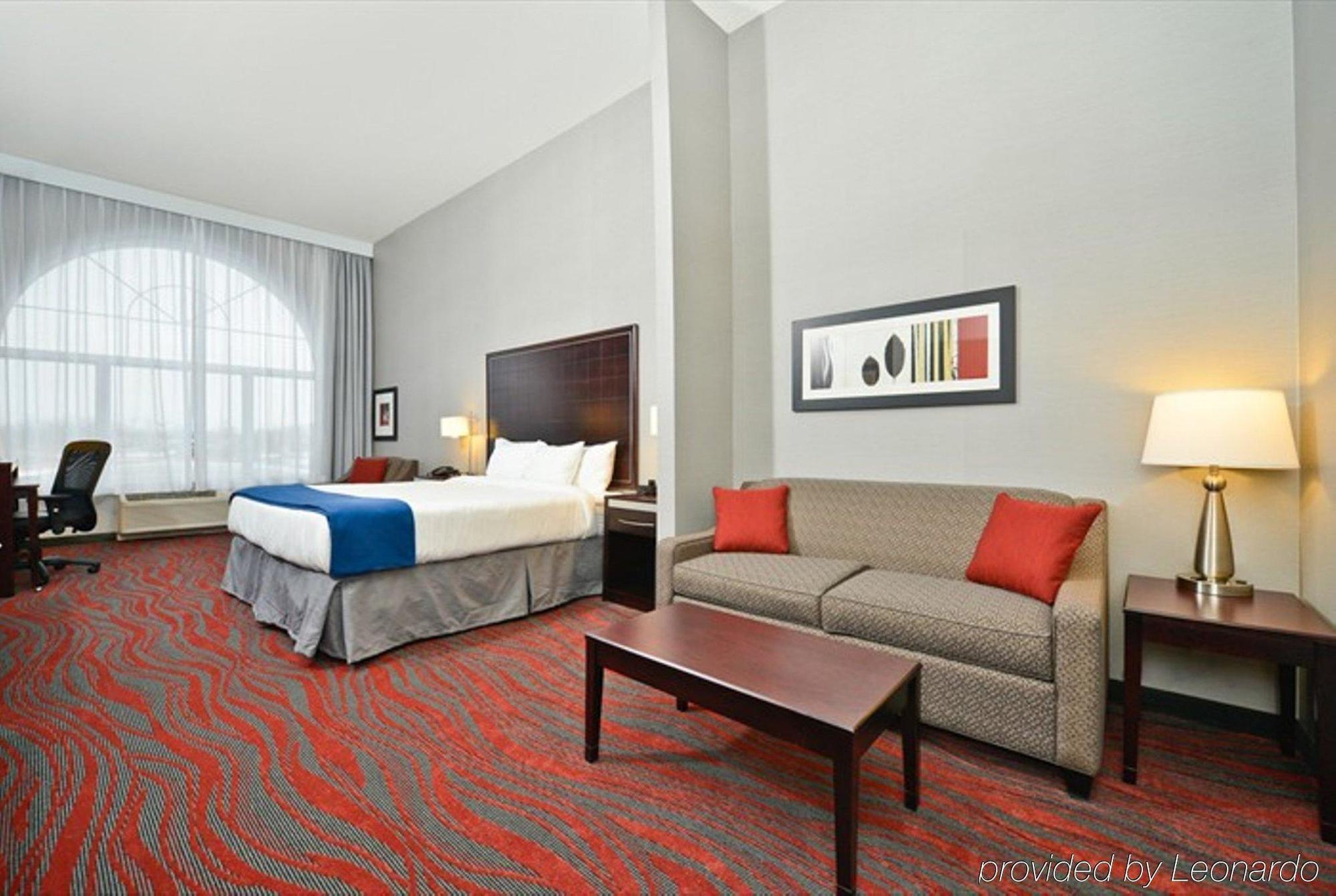 Holiday Inn Express Hotel & Suites Detroit-Utica By Ihg Екстериор снимка