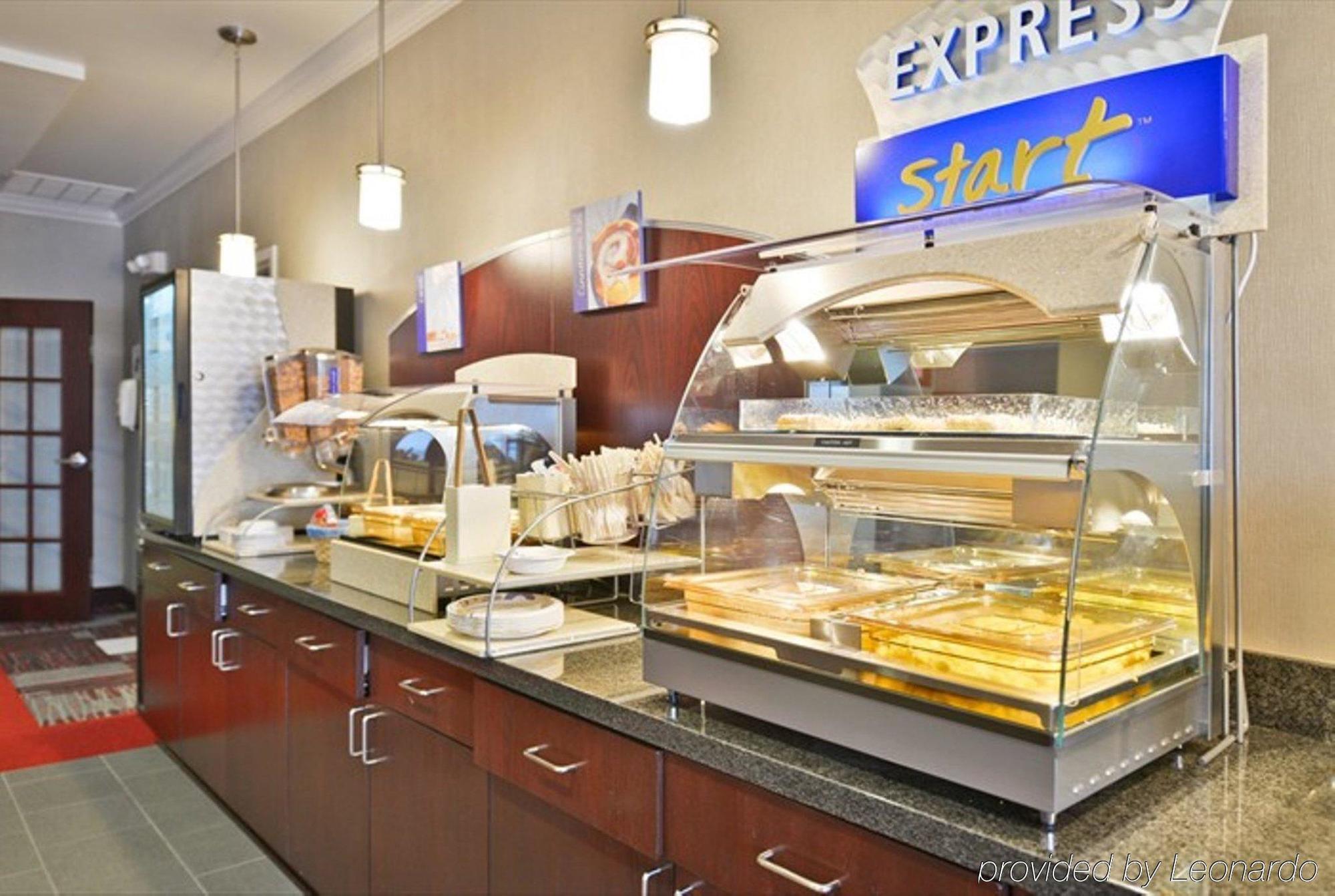 Holiday Inn Express Hotel & Suites Detroit-Utica By Ihg Екстериор снимка