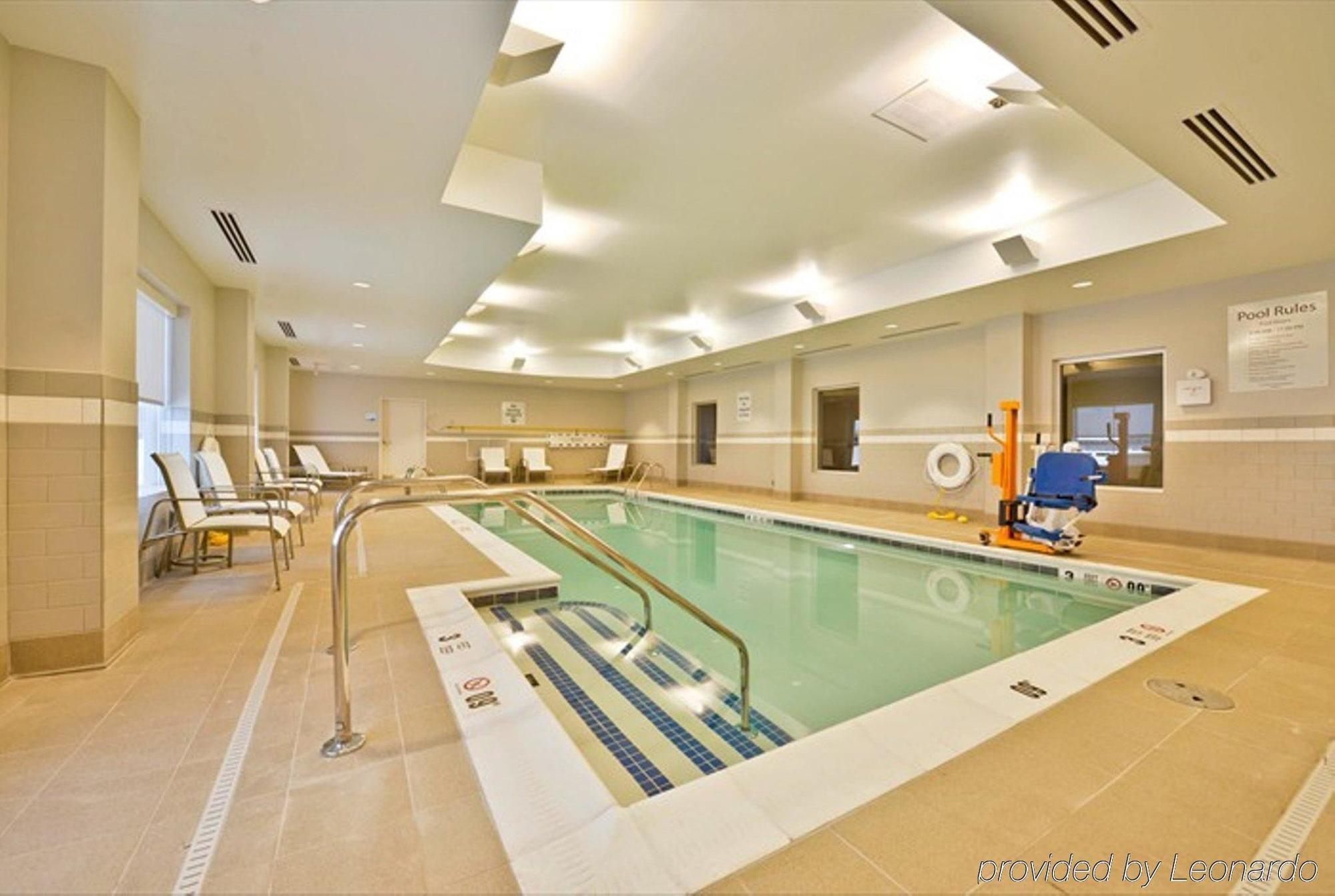 Holiday Inn Express Hotel & Suites Detroit-Utica By Ihg Екстериор снимка