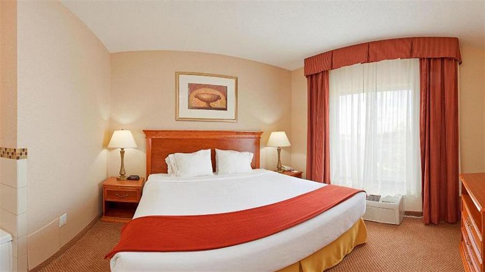 Holiday Inn Express Hotel & Suites Detroit-Utica By Ihg Екстериор снимка