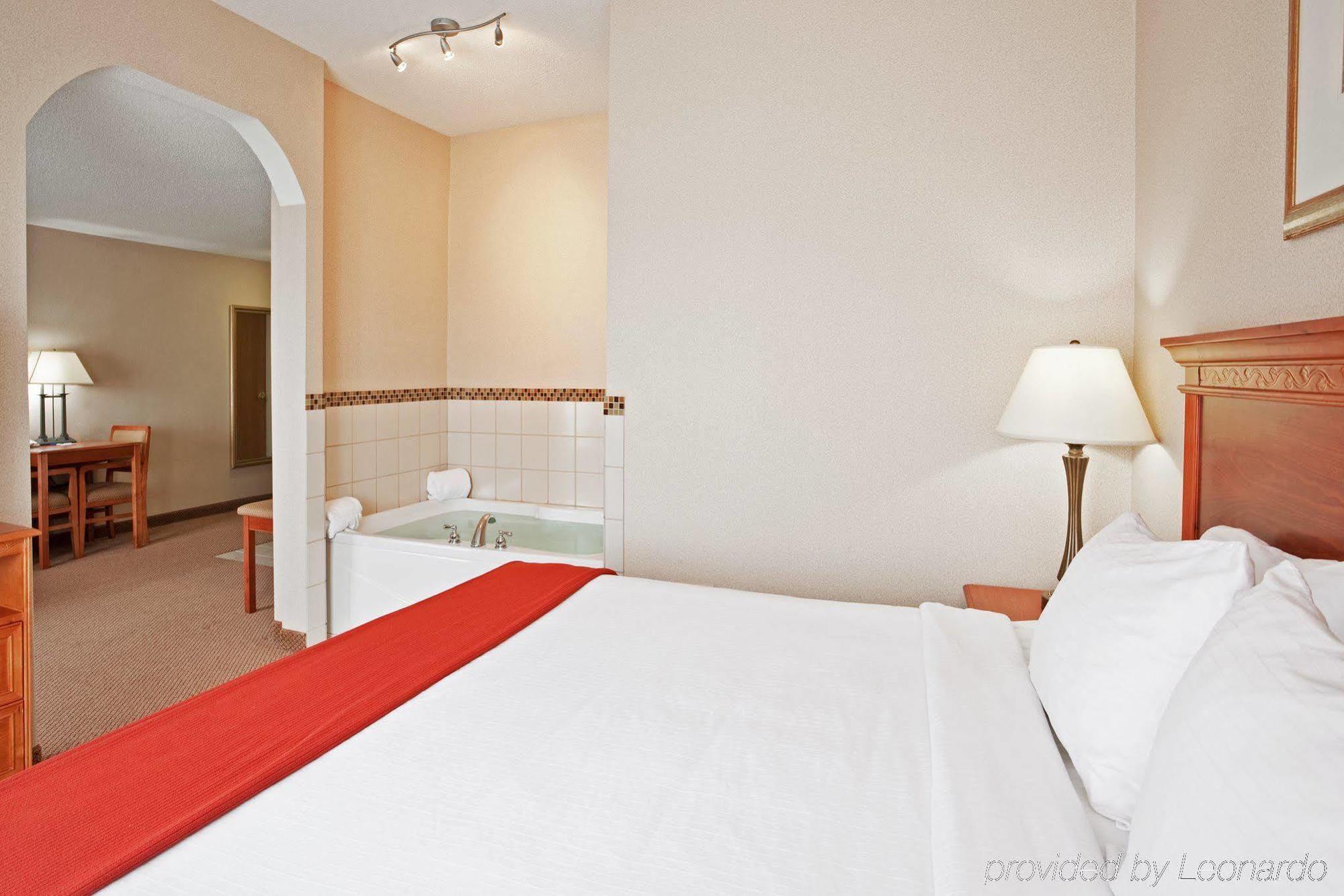 Holiday Inn Express Hotel & Suites Detroit-Utica By Ihg Стая снимка
