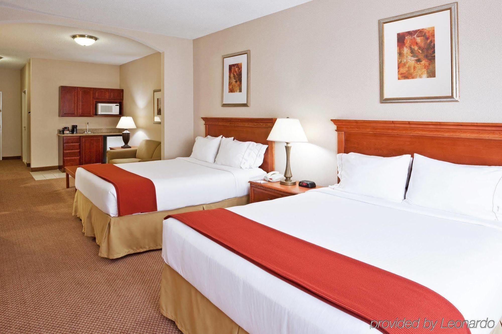 Holiday Inn Express Hotel & Suites Detroit-Utica By Ihg Стая снимка